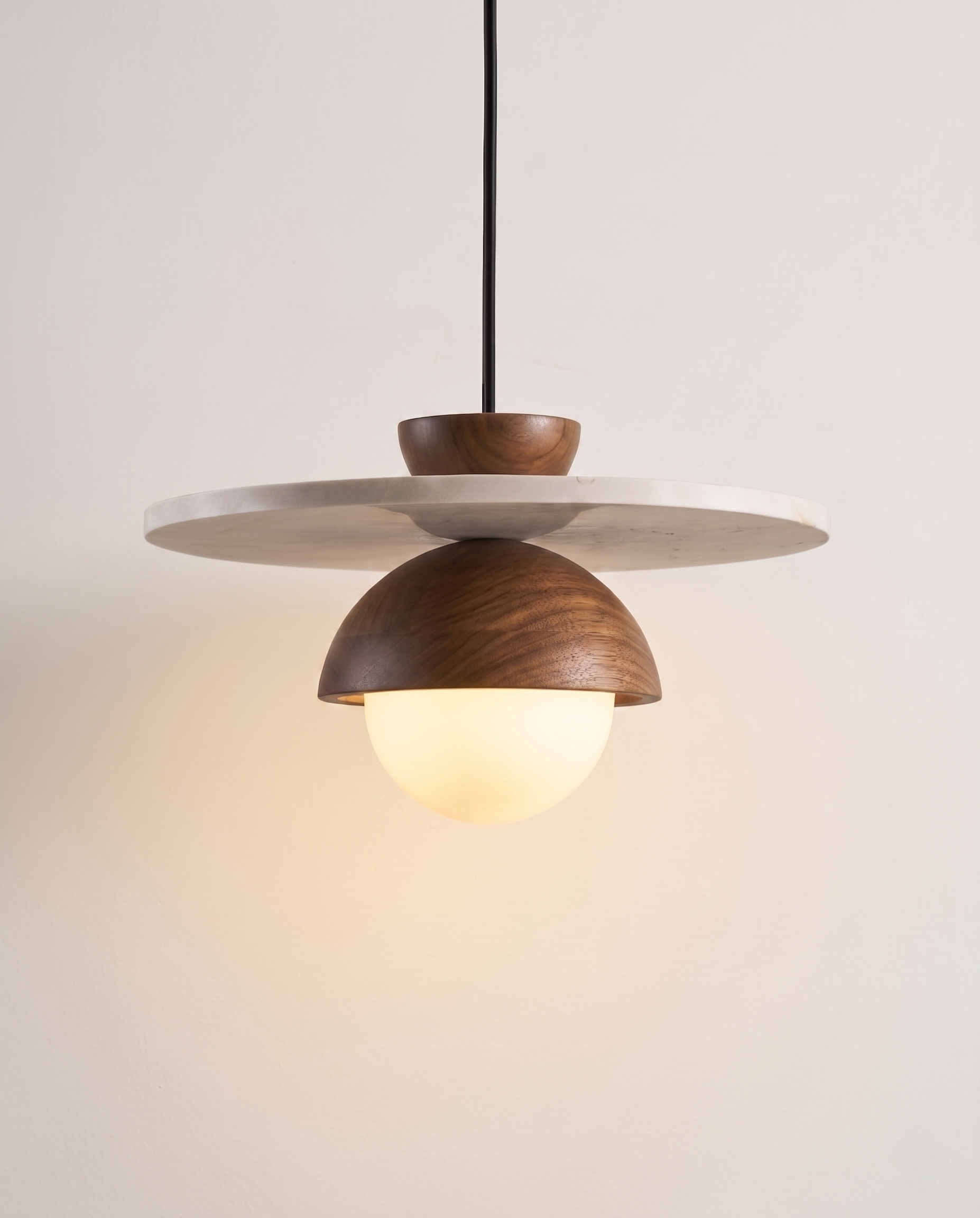 Suspension Globe en Verre Disque en Travertin Bois de Noyer Naturel
